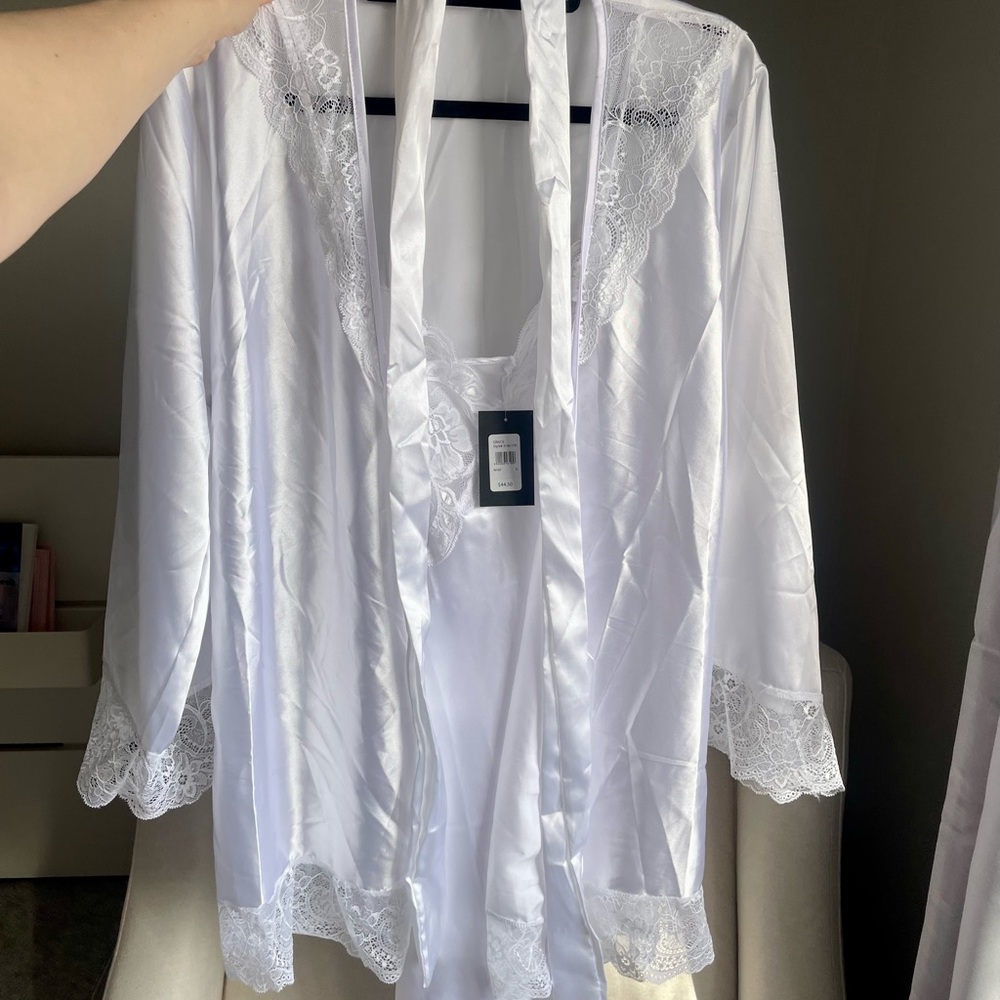 Elegant White Lace Trim Robe and Nightgown Set